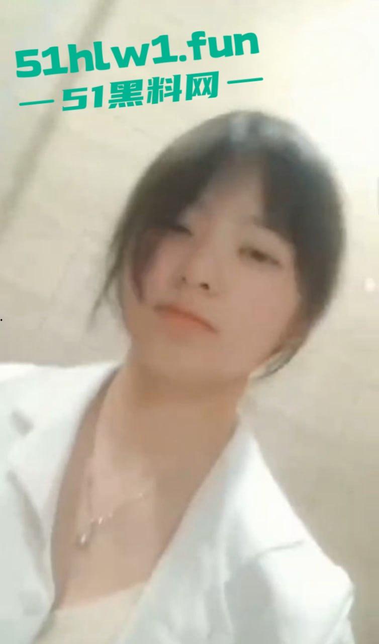 贵州财经商务英语大一妹子【常雪】私密视频流出,清纯外表反差巨大,这骚操作真没看出来! 第4张 贵州财经商务英语大一妹子【常雪】私密视频流出,清纯外表反差巨大,这骚操作真没看出来! 第4张