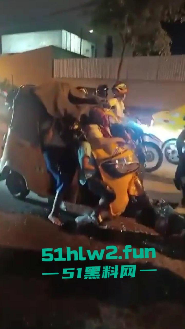 老头乐车祸现场因超速追尾，老头被当场甩出满脸是血，这回老头乐坏了老头也不乐了。  第1张