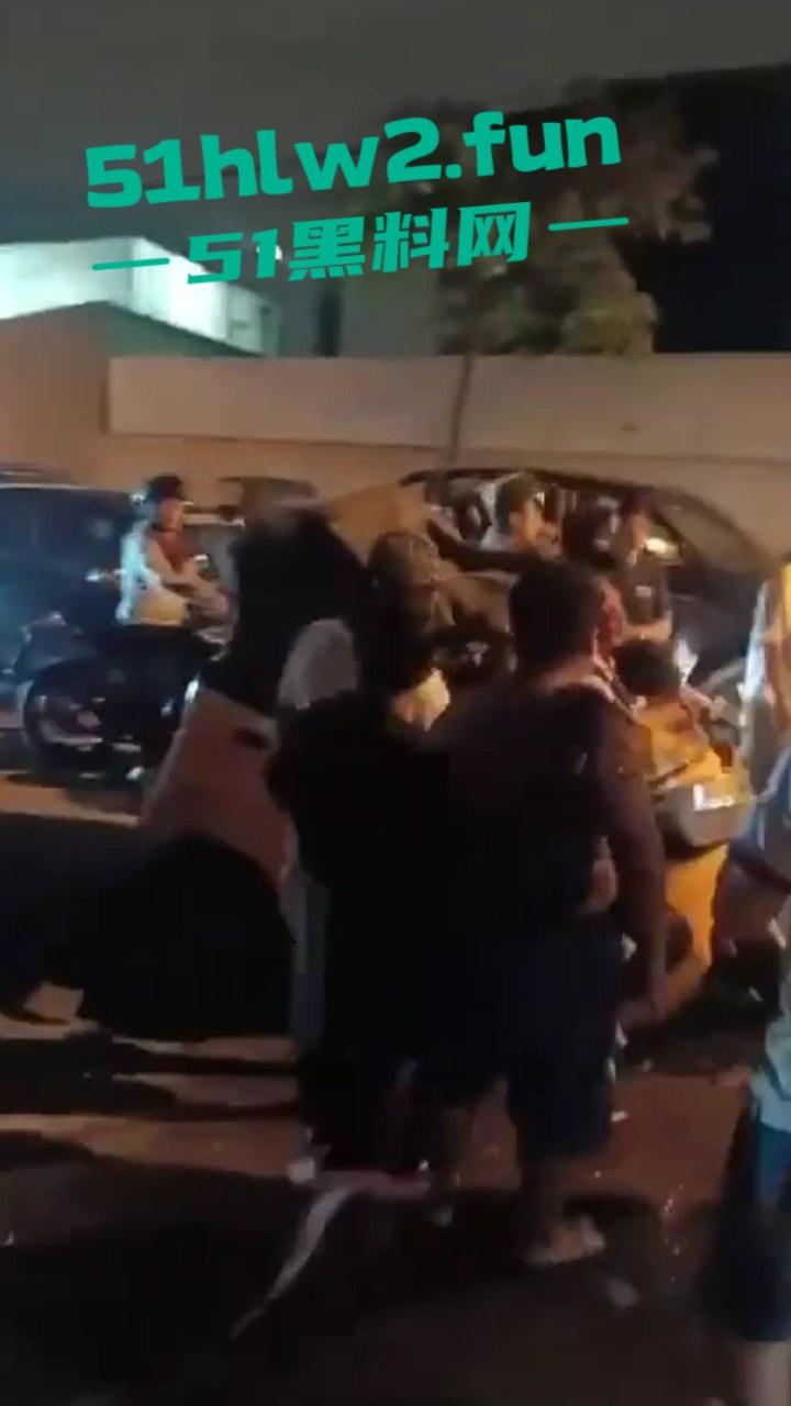 老头乐车祸现场因超速追尾，老头被当场甩出满脸是血，这回老头乐坏了老头也不乐了。  第2张