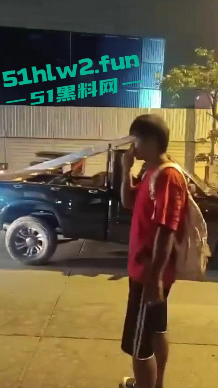 老头乐车祸现场因超速追尾，老头被当场甩出满脸是血，这回老头乐坏了老头也不乐了。  第5张