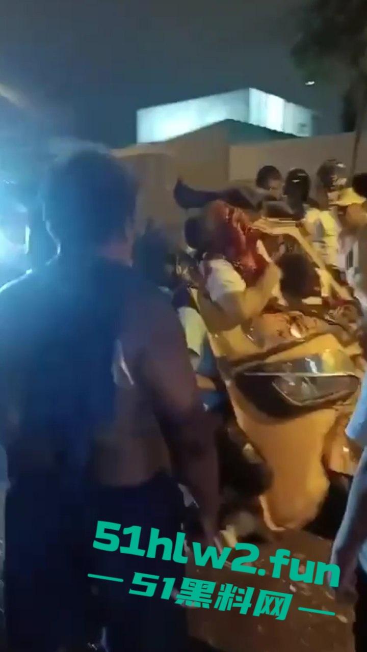 老头乐车祸现场因超速追尾，老头被当场甩出满脸是血，这回老头乐坏了老头也不乐了。  第7张