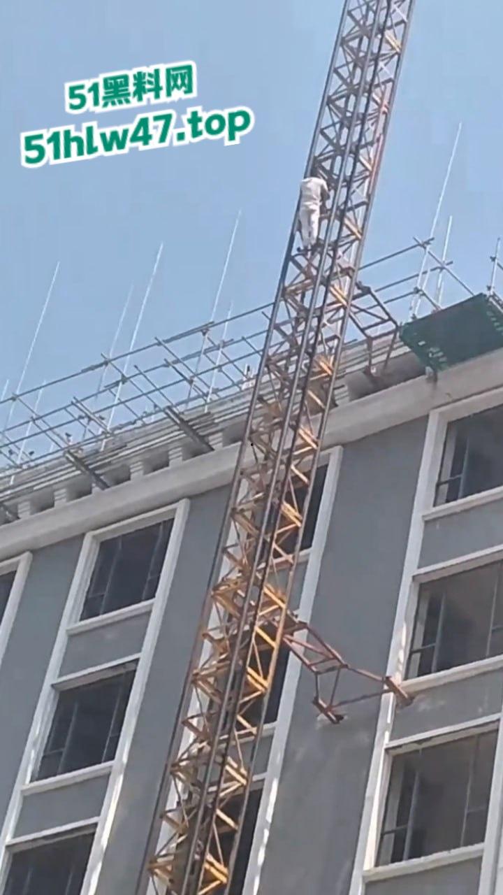 柬埔寨西港跳楼自杀事件，来自中国江西男子【甘院亮】爬到吊车顶部，随后直接跳下身亡。  第1张