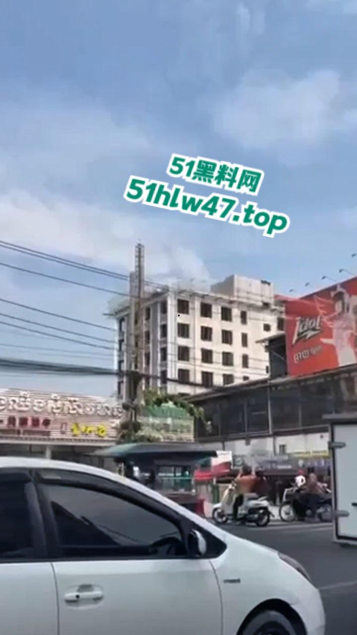 柬埔寨西港跳楼自杀事件，来自中国江西男子【甘院亮】爬到吊车顶部，随后直接跳下身亡。  第2张