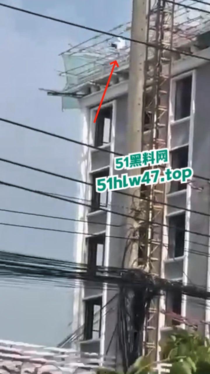 柬埔寨西港跳楼自杀事件，来自中国江西男子【甘院亮】爬到吊车顶部，随后直接跳下身亡。  第4张