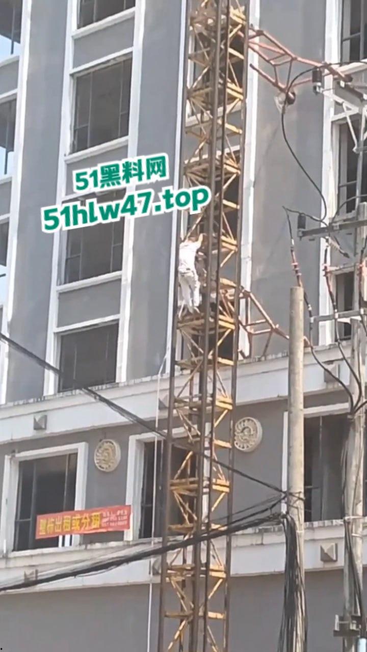 柬埔寨西港跳楼自杀事件，来自中国江西男子【甘院亮】爬到吊车顶部，随后直接跳下身亡。  第5张