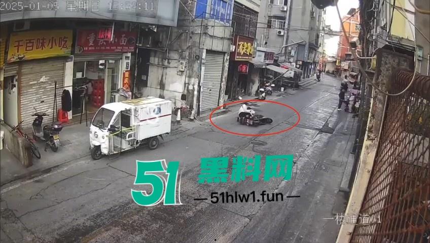 浙江温州网传一位【环卫工人】故意乱扔油污垃圾还用铲子捅破,导致多名骑行人摔倒。 第2张 浙江温州网传一位【环卫工人】故意乱扔油污垃圾还用铲子捅破,导致多名骑行人摔倒。 第2张