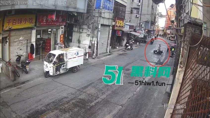 浙江温州网传一位【环卫工人】故意乱扔油污垃圾还用铲子捅破,导致多名骑行人摔倒。 第9张 浙江温州网传一位【环卫工人】故意乱扔油污垃圾还用铲子捅破,导致多名骑行人摔倒。 第9张