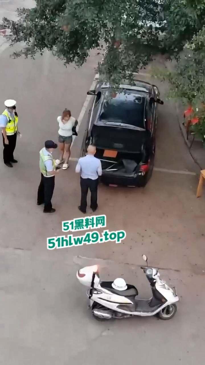 广东深圳精神小妹自驾无牌车辆小学门口，冲卡撞人后背厢藏刀带凶早想报复社会？  第1张