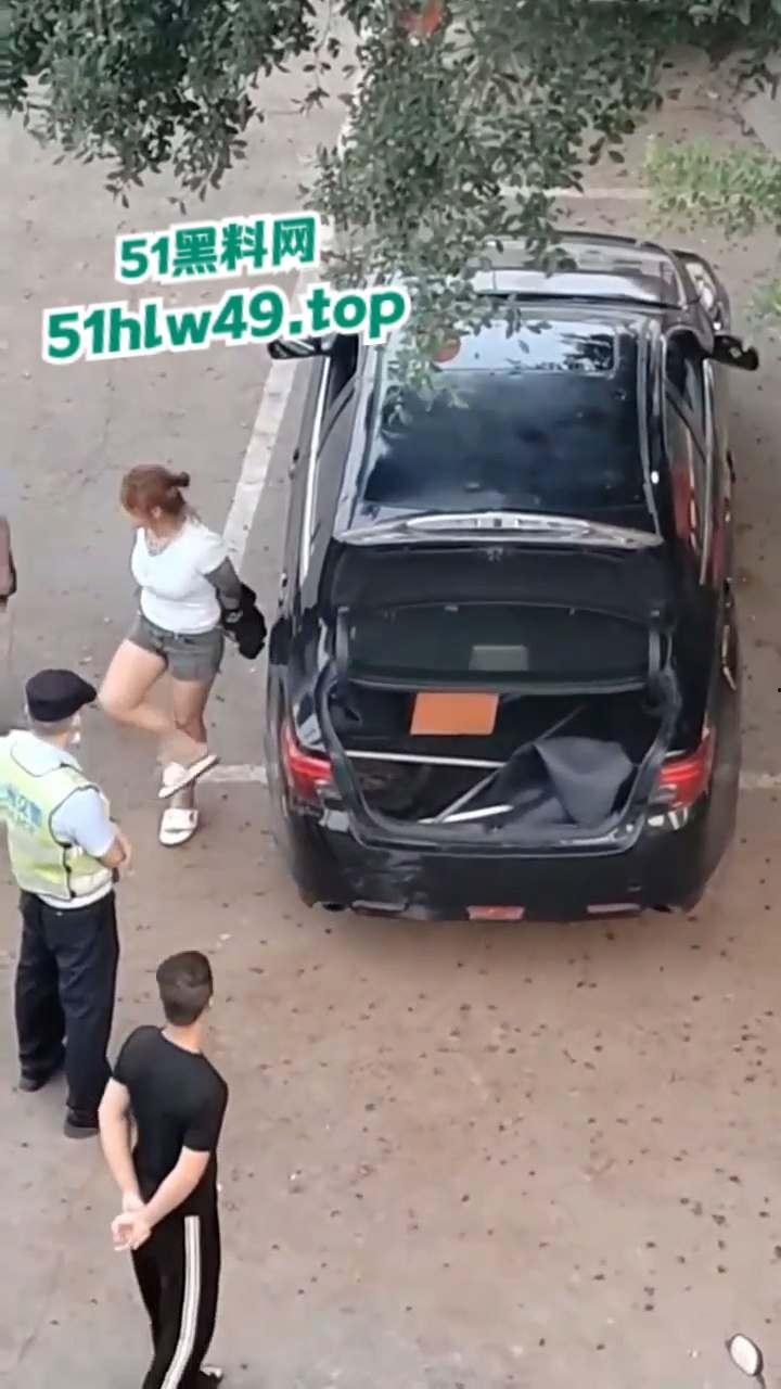 广东深圳精神小妹自驾无牌车辆小学门口，冲卡撞人后背厢藏刀带凶早想报复社会？  第2张