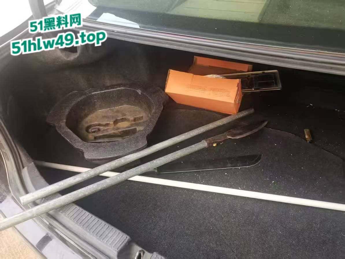 广东深圳精神小妹自驾无牌车辆小学门口，冲卡撞人后背厢藏刀带凶早想报复社会？  第3张