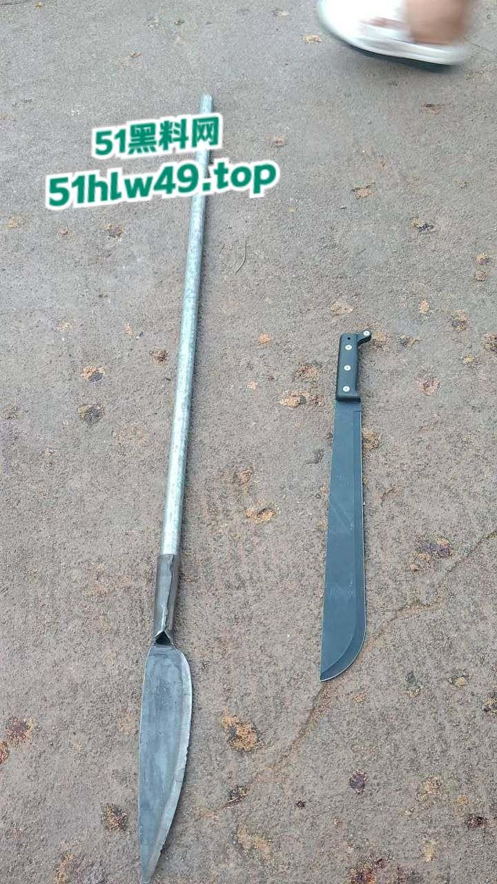 广东深圳精神小妹自驾无牌车辆小学门口，冲卡撞人后背厢藏刀带凶早想报复社会？  第4张