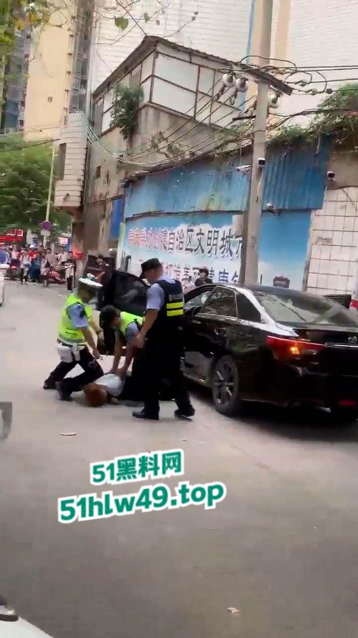 广东深圳精神小妹自驾无牌车辆小学门口，冲卡撞人后背厢藏刀带凶早想报复社会？  第8张