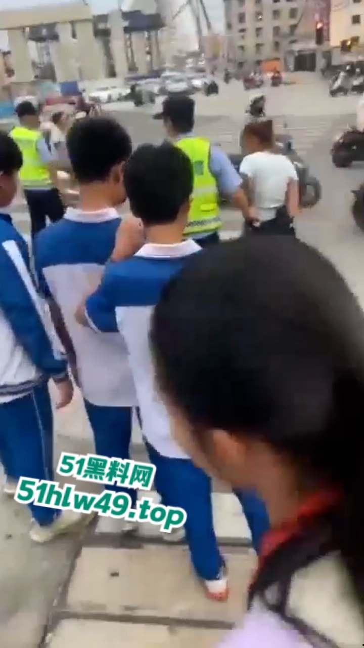 广东深圳精神小妹自驾无牌车辆小学门口，冲卡撞人后背厢藏刀带凶早想报复社会？  第10张