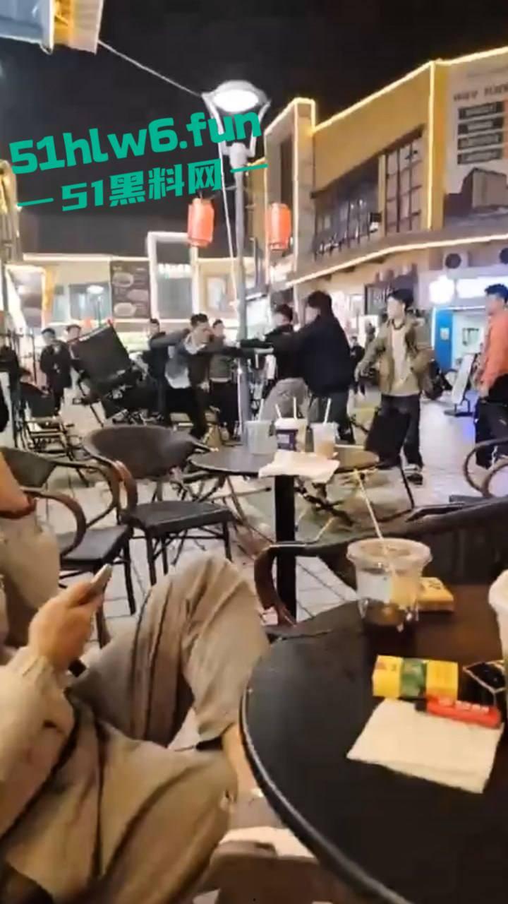 浙江义乌尚尚电竞酒店旁奶茶店门外发生乱斗，一男子见色起义撩骚美女被其男友发现带朋友群殴暴揍。  第1张