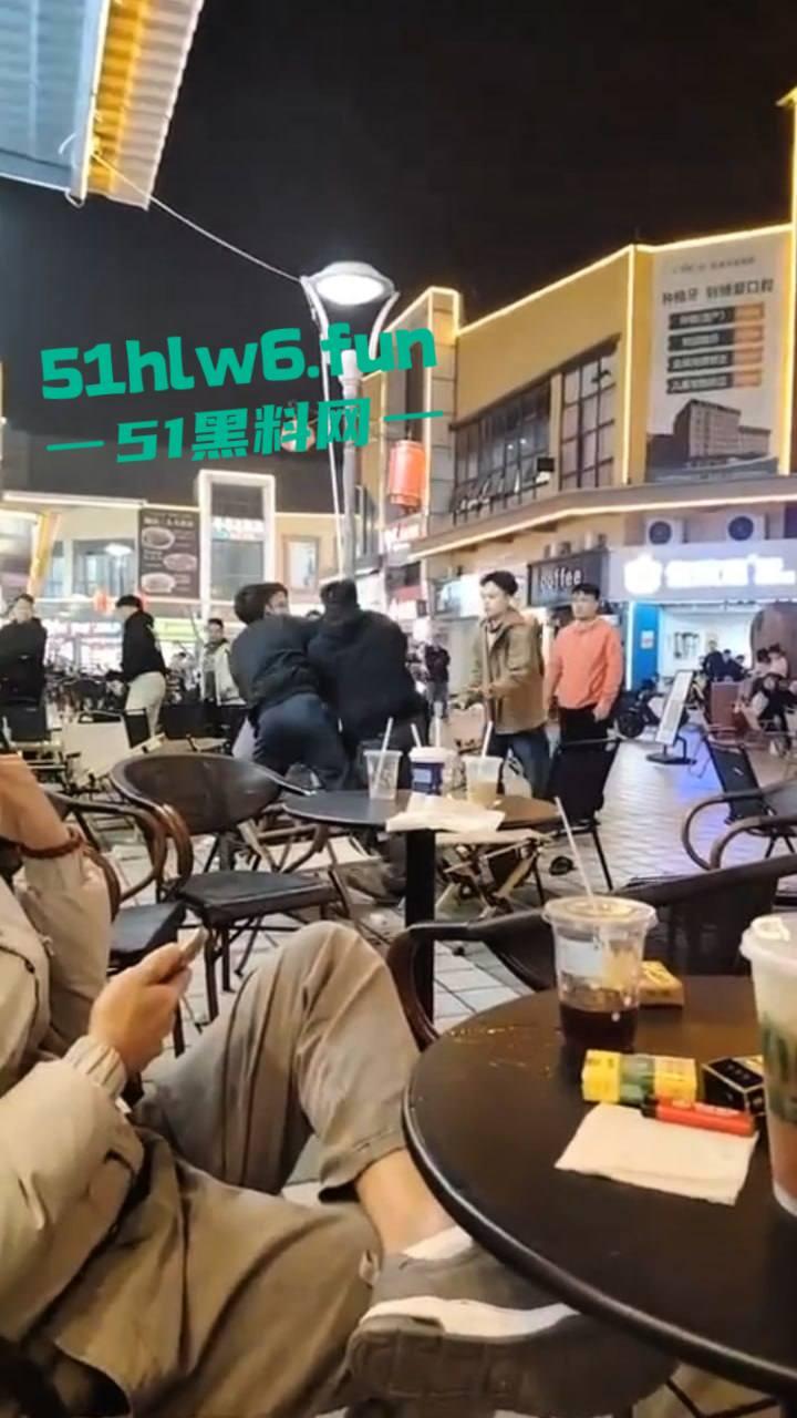 浙江义乌尚尚电竞酒店旁奶茶店门外发生乱斗，一男子见色起义撩骚美女被其男友发现带朋友群殴暴揍。  第4张