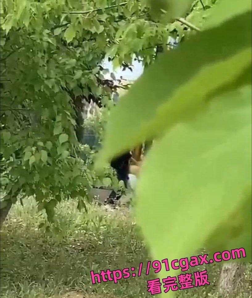 万物复苏的季节野外偷拍到野战现场 看起来后入的很吃力了 果然是人到中年不得已！  第1张