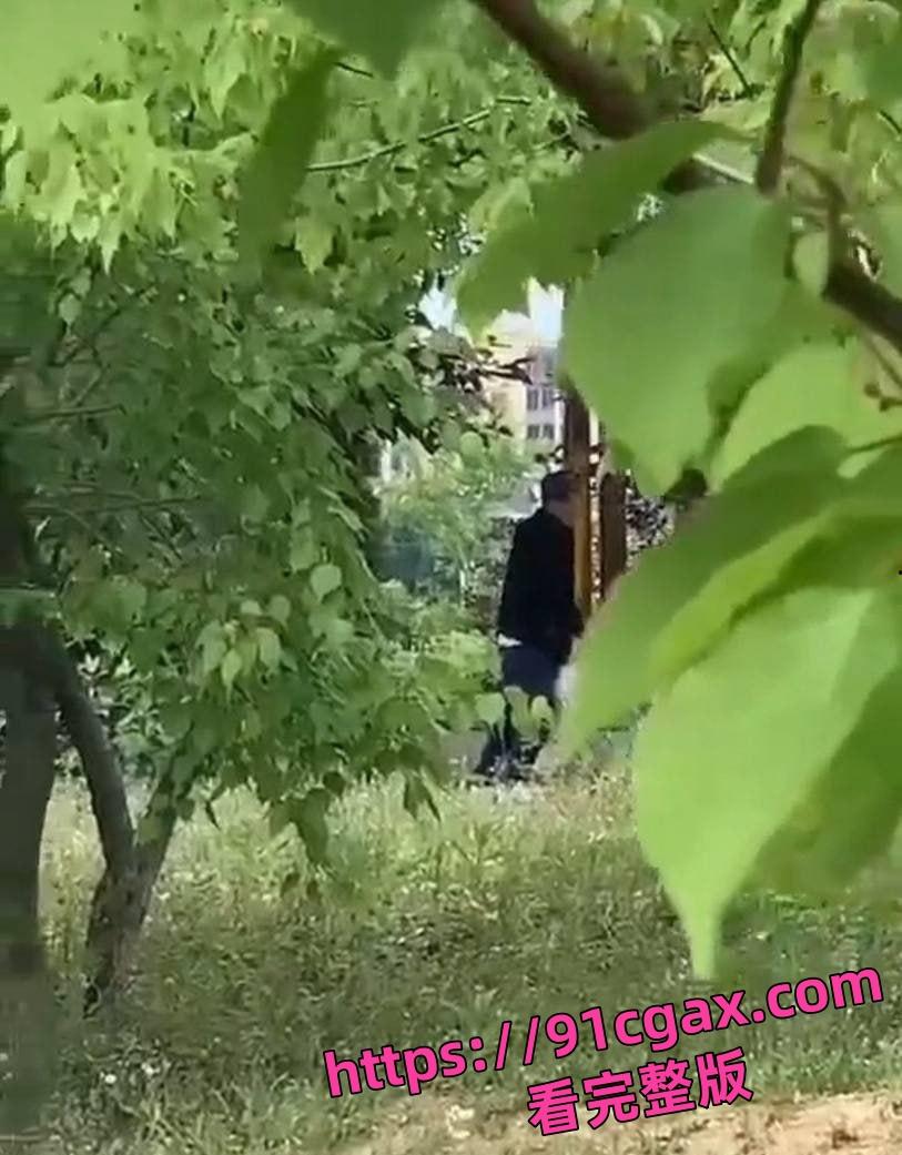 万物复苏的季节野外偷拍到野战现场 看起来后入的很吃力了 果然是人到中年不得已！  第2张