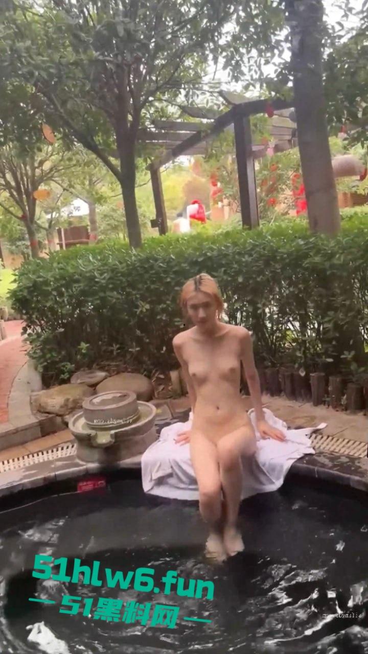 顶级身材校花女神【濑濑】身材高挑腿长逆天，被土豪调教自慰露出全裸游走学校性感至极。  第4张