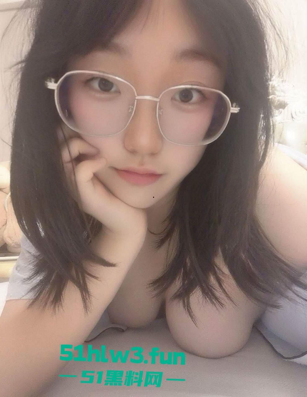 顶级大奶眼镜妹【苏荷】完美身材粉嫩酮体,美乳硕大粉嫩小穴无毛白皙,性感美腿更是撩人自慰玩穴私拍流出。 第2张 顶级大奶眼镜妹【苏荷】完美身材粉嫩酮体,美乳硕大粉嫩小穴无毛白皙,性感美腿更是撩人自慰玩穴私拍流出。 第2张