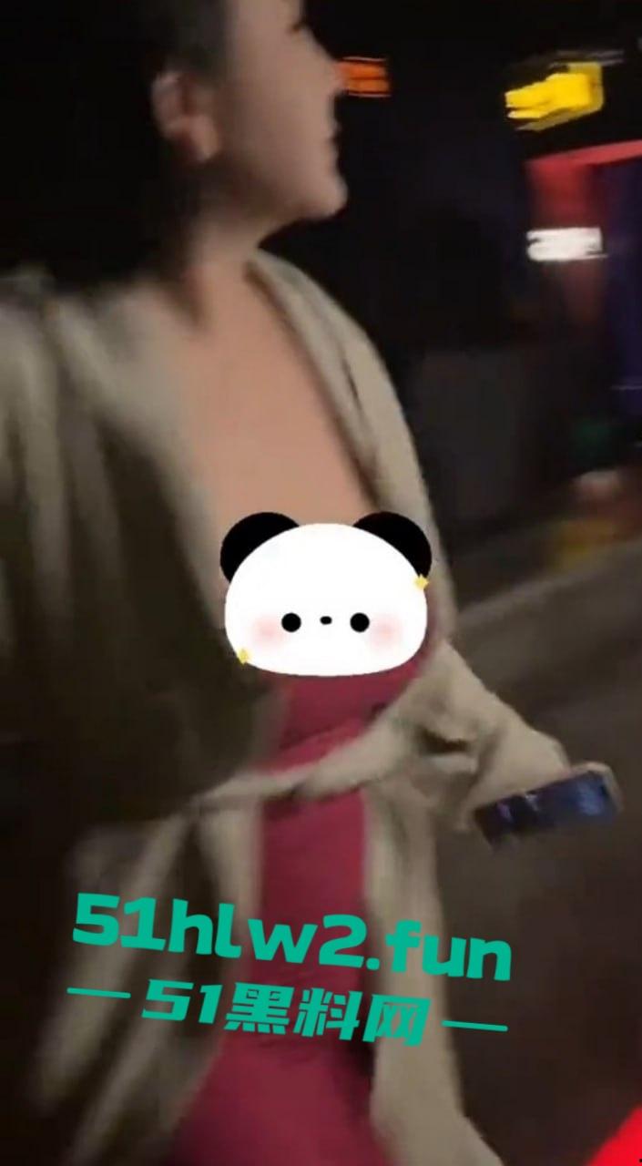 这痴汉是有多饿?虎式坦克酒吧被蹭屁眼?这1米81、160公斤的猛货直接揪痴汉找保安,哥们你是饿疯了吧? 第3张 这痴汉是有多饿?虎式坦克酒吧被蹭屁眼?这1米81、160公斤的猛货直接揪痴汉找保安,哥们你是饿疯了吧? 第3张