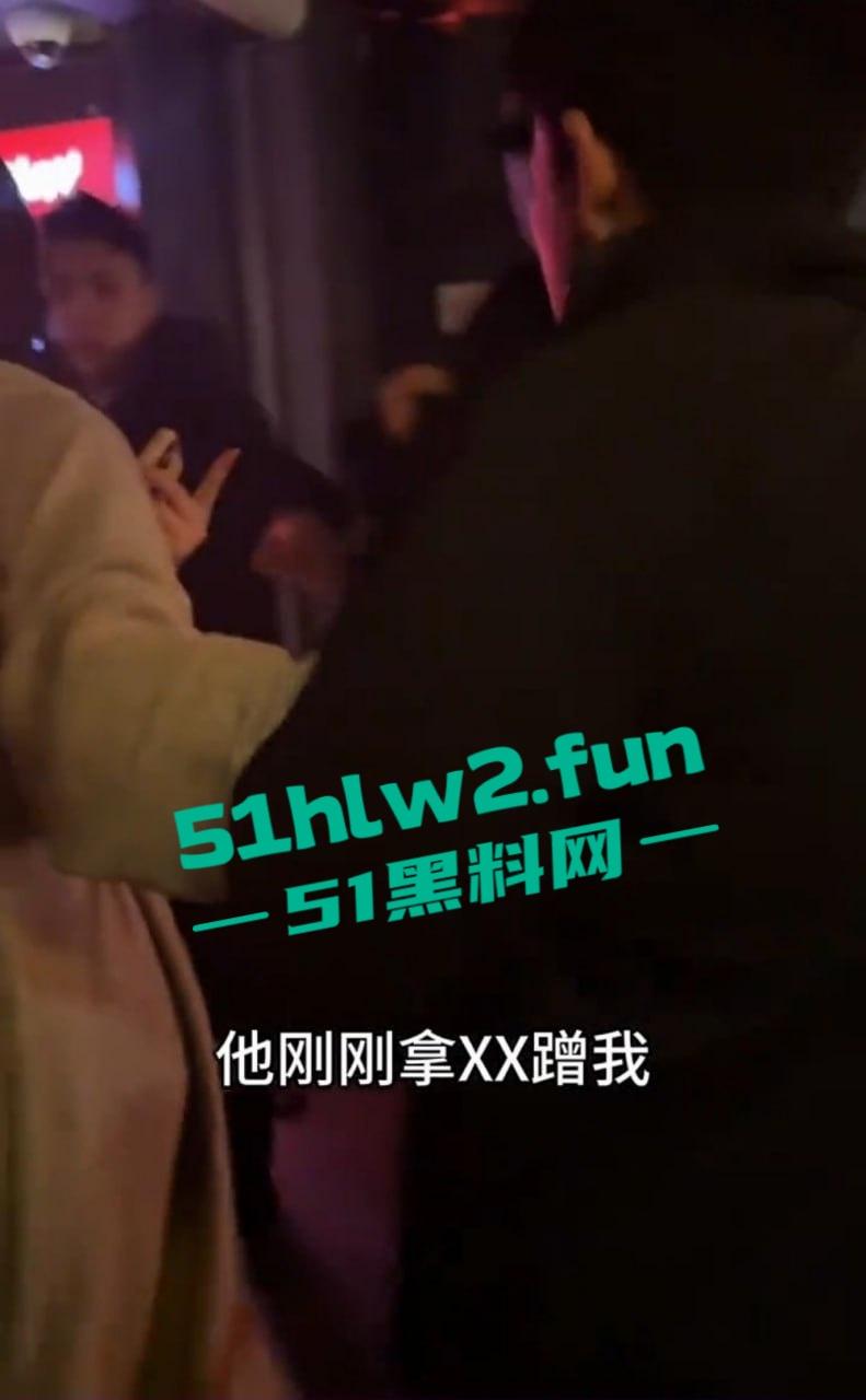 这痴汉是有多饿?虎式坦克酒吧被蹭屁眼?这1米81、160公斤的猛货直接揪痴汉找保安,哥们你是饿疯了吧? 第8张 这痴汉是有多饿?虎式坦克酒吧被蹭屁眼?这1米81、160公斤的猛货直接揪痴汉找保安,哥们你是饿疯了吧? 第8张