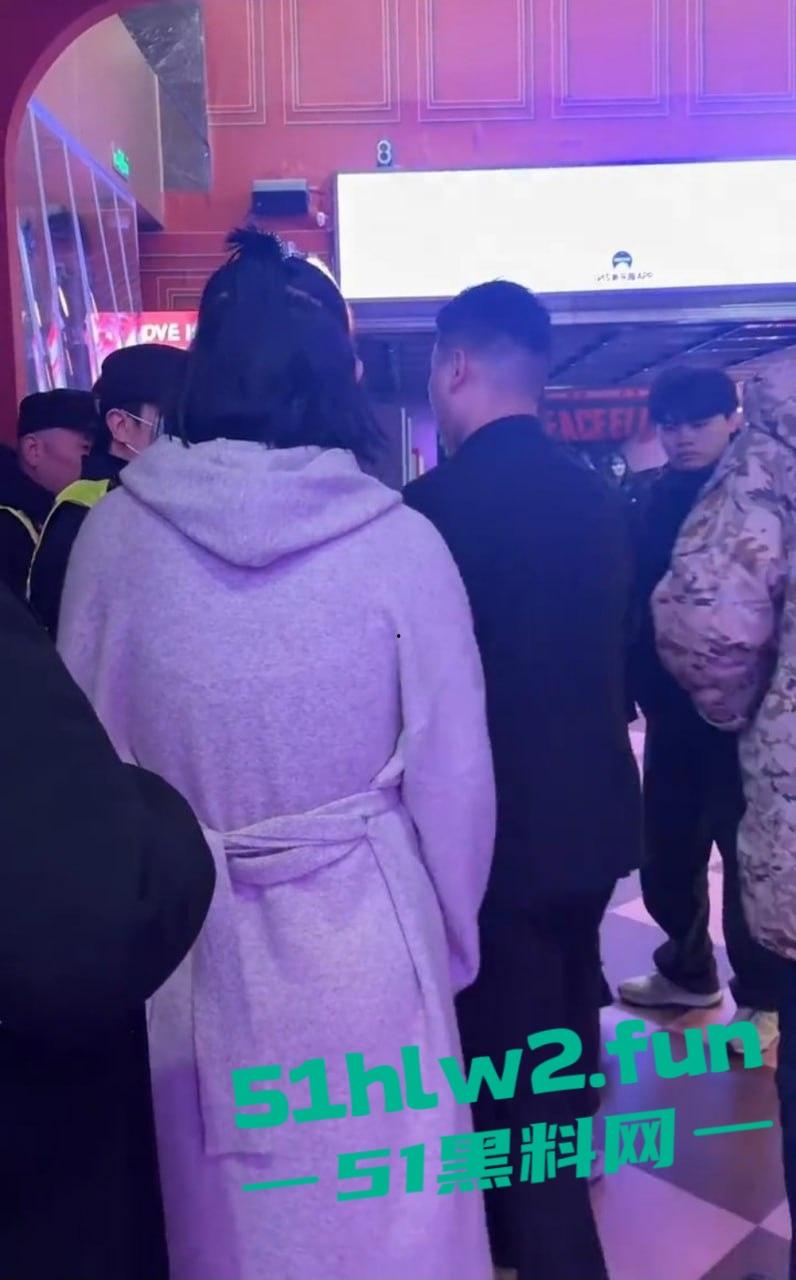 这痴汉是有多饿?虎式坦克酒吧被蹭屁眼?这1米81、160公斤的猛货直接揪痴汉找保安,哥们你是饿疯了吧? 第9张 这痴汉是有多饿?虎式坦克酒吧被蹭屁眼?这1米81、160公斤的猛货直接揪痴汉找保安,哥们你是饿疯了吧? 第9张