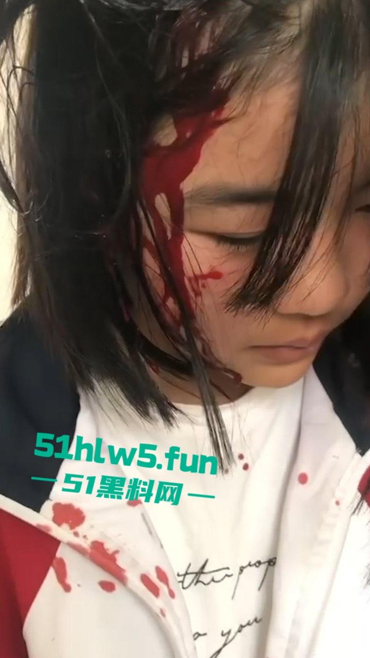 广西南宁又现渣女校园覇凌，木棍打头致出血场面暴力令人发指，现场霸凌视频曝光。  第1张