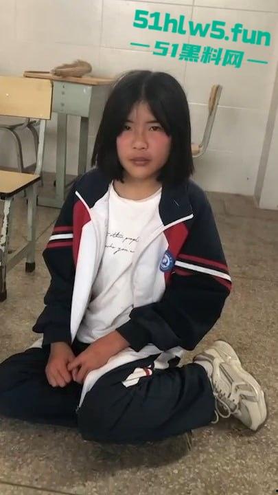 广西南宁又现渣女校园覇凌，木棍打头致出血场面暴力令人发指，现场霸凌视频曝光。  第3张