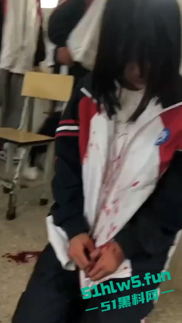 广西南宁又现渣女校园覇凌，木棍打头致出血场面暴力令人发指，现场霸凌视频曝光。  第4张