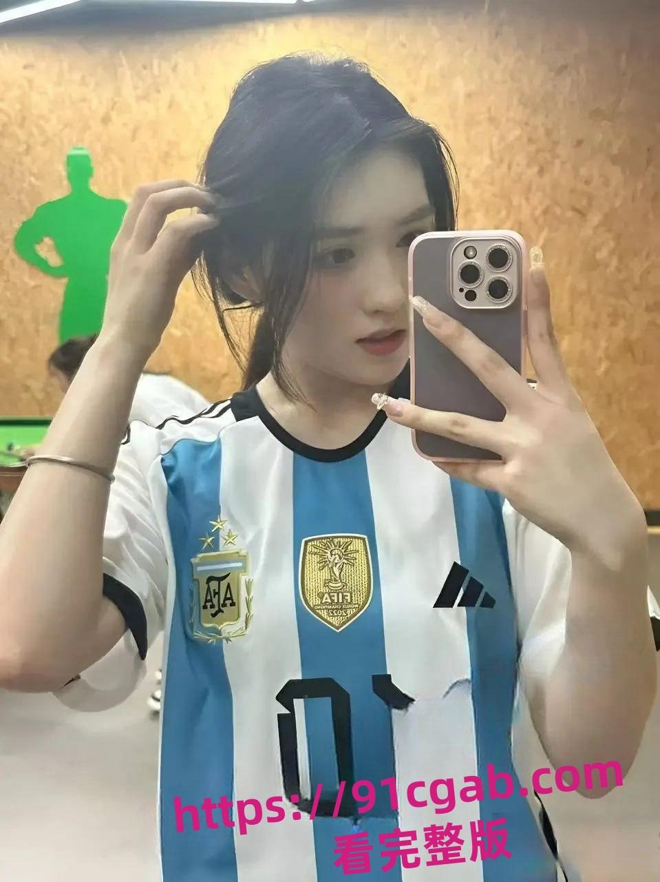 推特大神一杆钢在出新瓜，又和好兄弟酒店大战足球宝贝啦啦队长  第1张