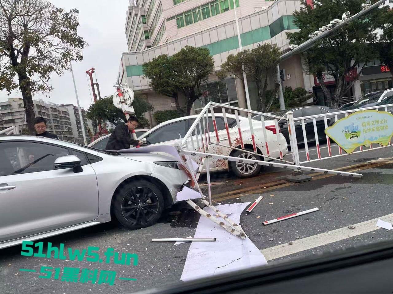 汕头金沙公园雨天路滑致小车失控撞飞数人,现场血腥场面惨不忍睹,永远不知道明天和意外谁先到来。 第2张 汕头金沙公园雨天路滑致小车失控撞飞数人,现场血腥场面惨不忍睹,永远不知道明天和意外谁先到来。 第2张