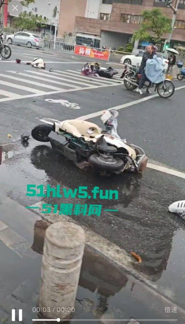 汕头金沙公园雨天路滑致小车失控撞飞数人,现场血腥场面惨不忍睹,永远不知道明天和意外谁先到来。 第3张 汕头金沙公园雨天路滑致小车失控撞飞数人,现场血腥场面惨不忍睹,永远不知道明天和意外谁先到来。 第3张