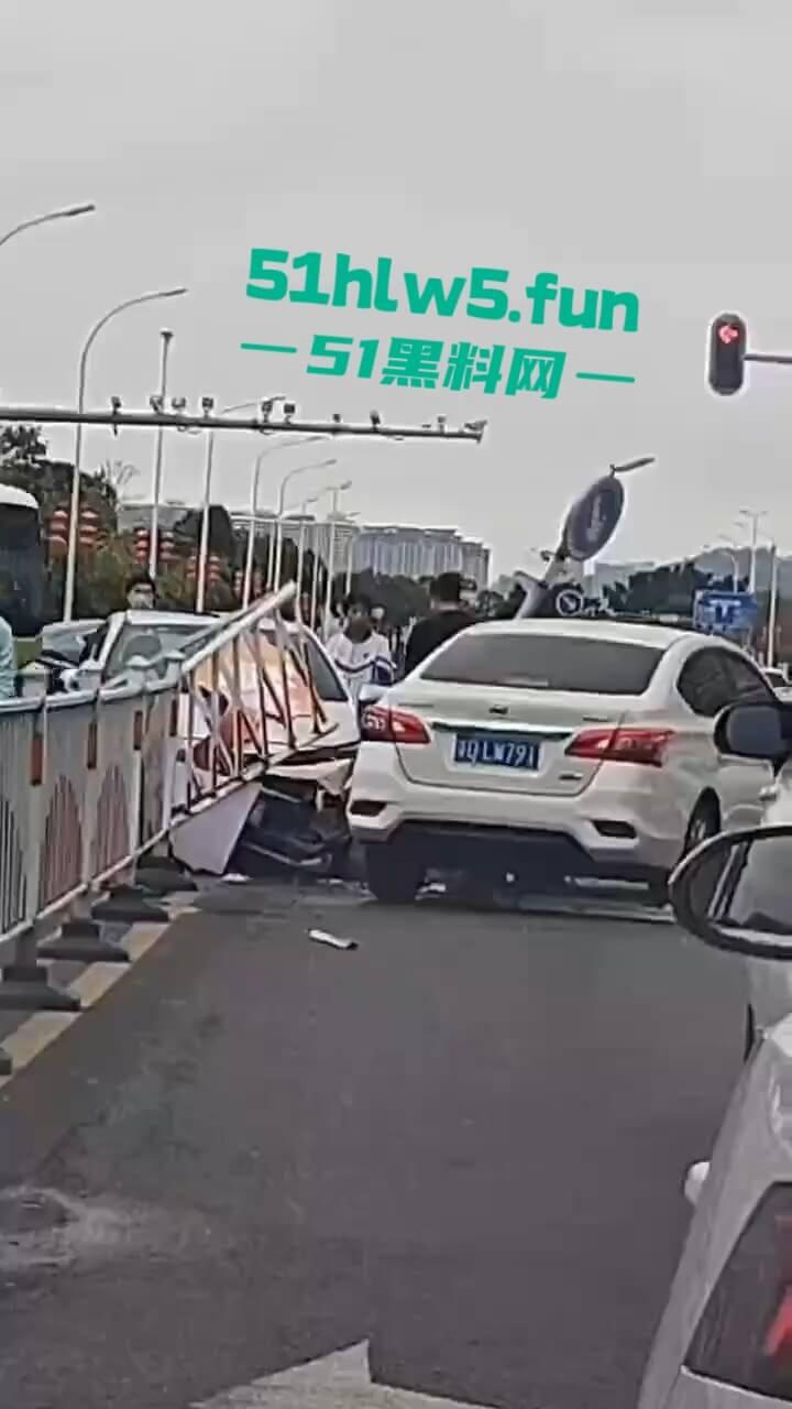 汕头金沙公园雨天路滑致小车失控撞飞数人,现场血腥场面惨不忍睹,永远不知道明天和意外谁先到来。 第4张 汕头金沙公园雨天路滑致小车失控撞飞数人,现场血腥场面惨不忍睹,永远不知道明天和意外谁先到来。 第4张