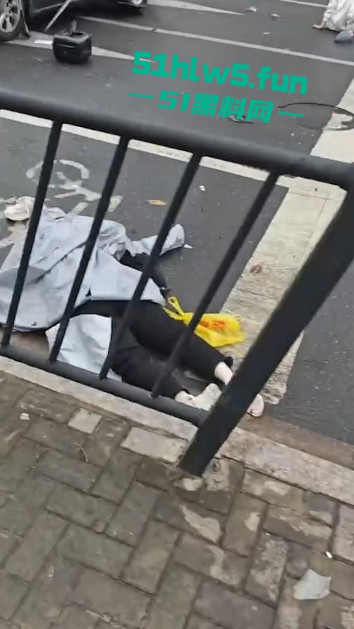 汕头金沙公园雨天路滑致小车失控撞飞数人,现场血腥场面惨不忍睹,永远不知道明天和意外谁先到来。 第5张 汕头金沙公园雨天路滑致小车失控撞飞数人,现场血腥场面惨不忍睹,永远不知道明天和意外谁先到来。 第5张