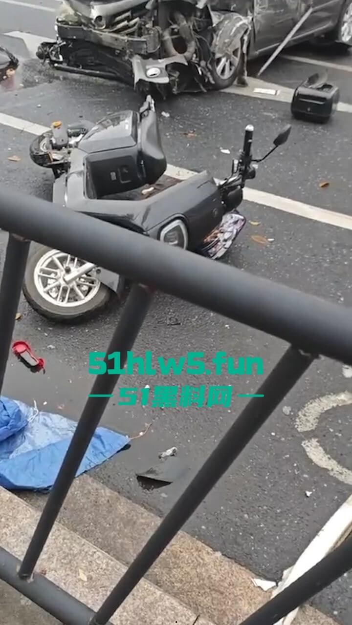 汕头金沙公园雨天路滑致小车失控撞飞数人,现场血腥场面惨不忍睹,永远不知道明天和意外谁先到来。 第6张 汕头金沙公园雨天路滑致小车失控撞飞数人,现场血腥场面惨不忍睹,永远不知道明天和意外谁先到来。 第6张