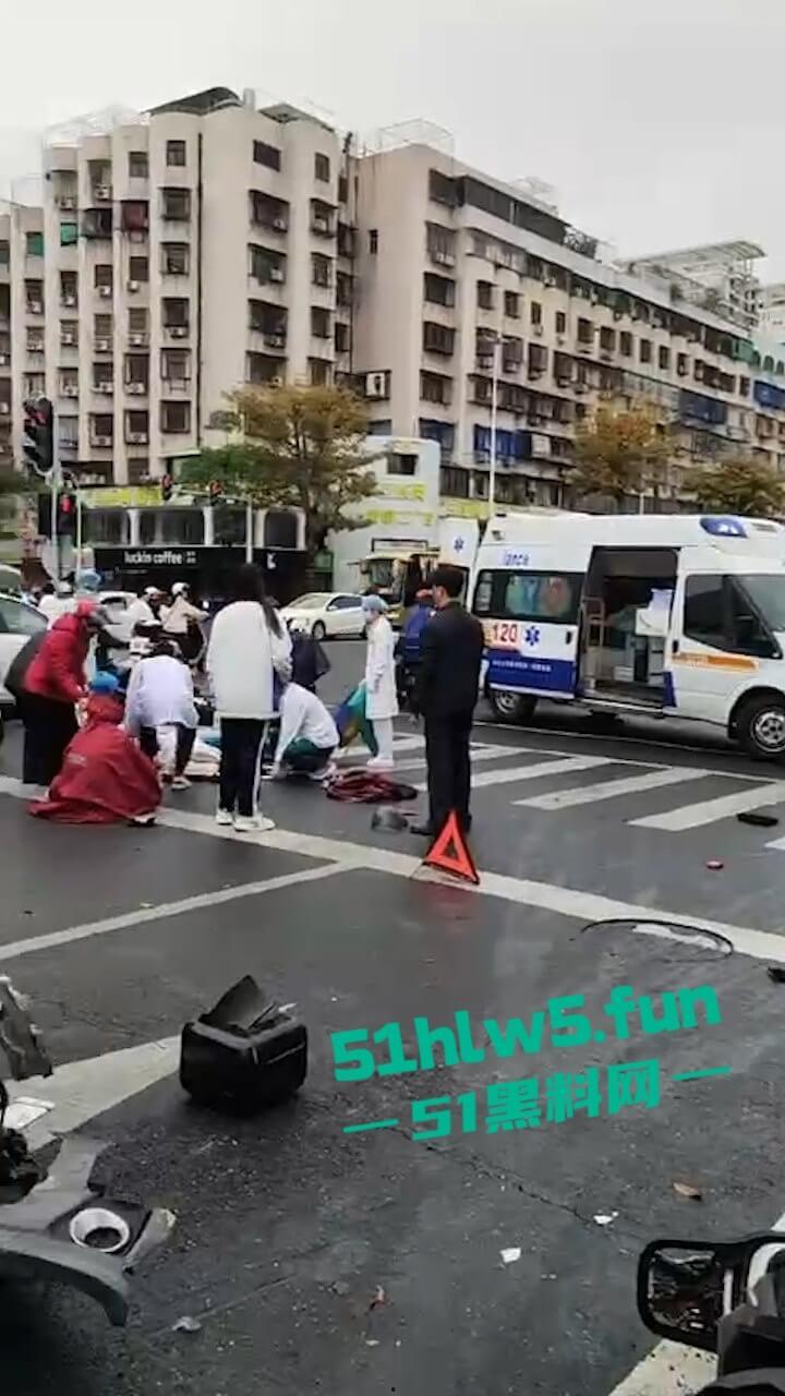 汕头金沙公园雨天路滑致小车失控撞飞数人,现场血腥场面惨不忍睹,永远不知道明天和意外谁先到来。 第7张 汕头金沙公园雨天路滑致小车失控撞飞数人,现场血腥场面惨不忍睹,永远不知道明天和意外谁先到来。 第7张