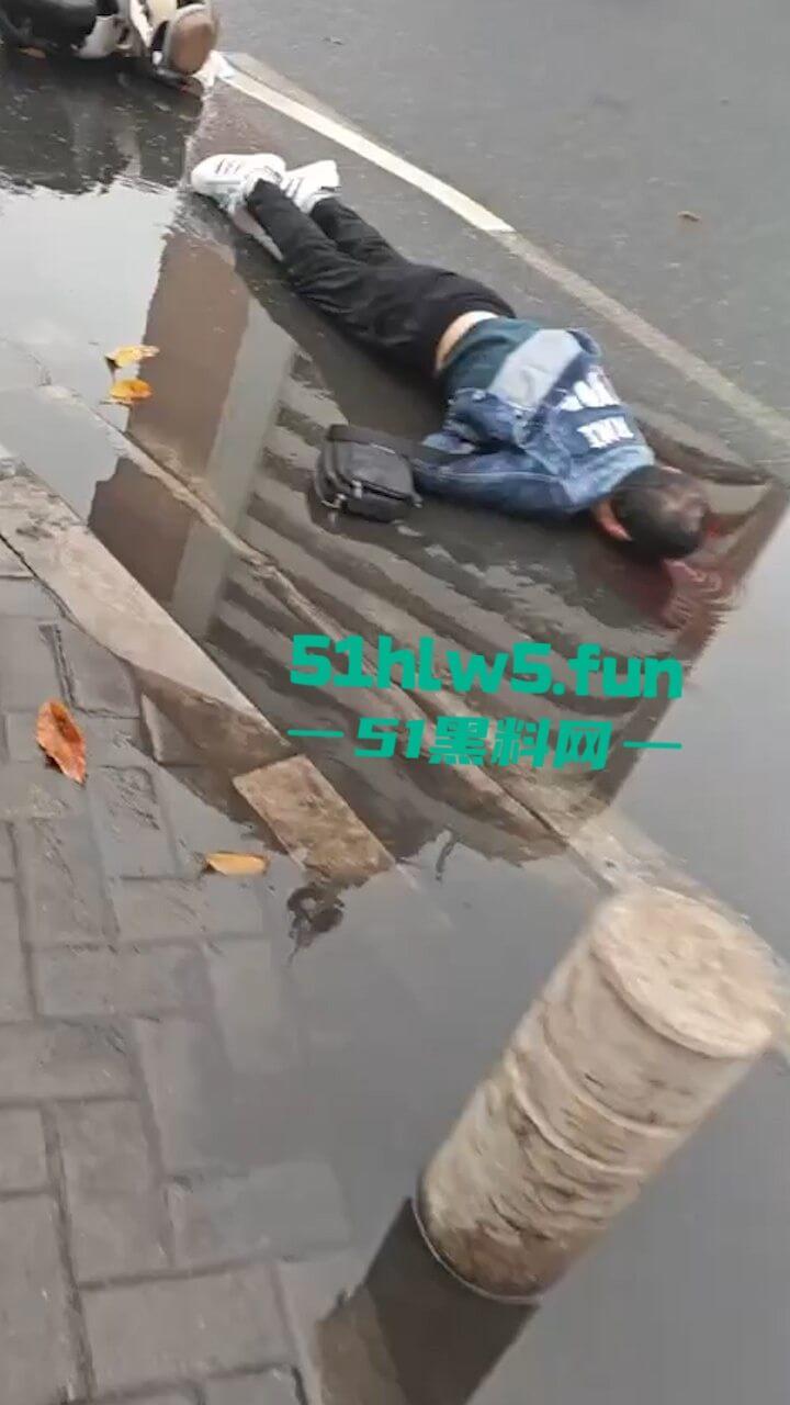 汕头金沙公园雨天路滑致小车失控撞飞数人,现场血腥场面惨不忍睹,永远不知道明天和意外谁先到来。 第8张 汕头金沙公园雨天路滑致小车失控撞飞数人,现场血腥场面惨不忍睹,永远不知道明天和意外谁先到来。 第8张