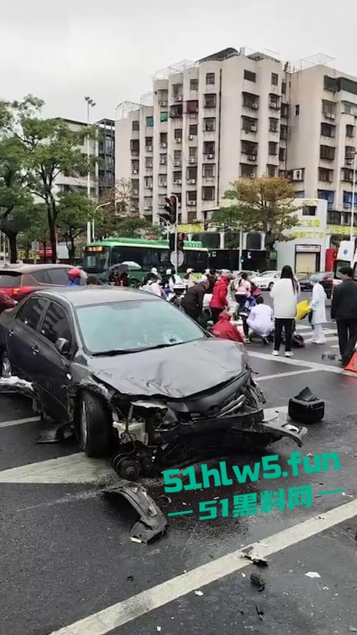 汕头金沙公园雨天路滑致小车失控撞飞数人,现场血腥场面惨不忍睹,永远不知道明天和意外谁先到来。 第9张 汕头金沙公园雨天路滑致小车失控撞飞数人,现场血腥场面惨不忍睹,永远不知道明天和意外谁先到来。 第9张