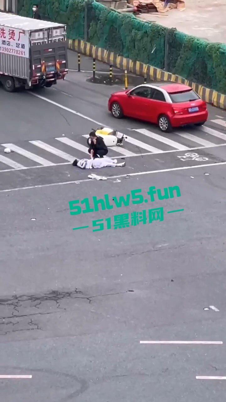 汕头金沙公园雨天路滑致小车失控撞飞数人,现场血腥场面惨不忍睹,永远不知道明天和意外谁先到来。 第10张 汕头金沙公园雨天路滑致小车失控撞飞数人,现场血腥场面惨不忍睹,永远不知道明天和意外谁先到来。 第10张