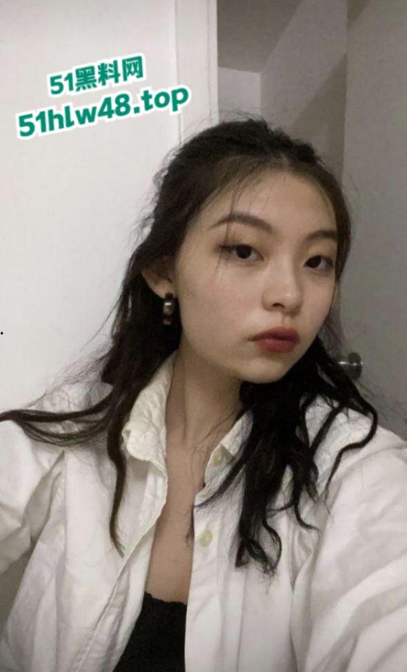 香港大学巨乳学霸【孟雪梨】奶子大到让人上火，双大奶能让课堂全校性骚动，教授都想钻进她奶里拱一拱！  第1张