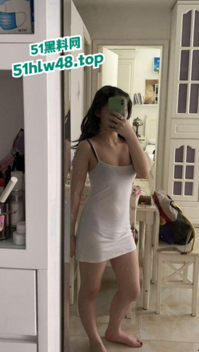 香港大学巨乳学霸【孟雪梨】奶子大到让人上火，双大奶能让课堂全校性骚动，教授都想钻进她奶里拱一拱！  第3张