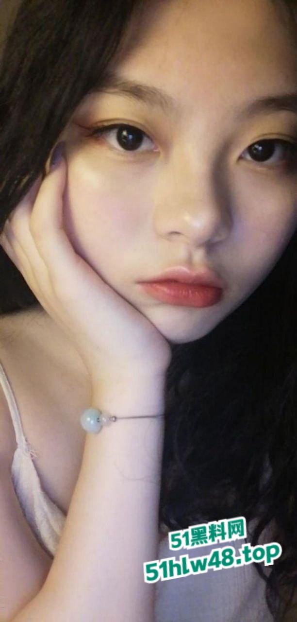 香港大学巨乳学霸【孟雪梨】奶子大到让人上火，双大奶能让课堂全校性骚动，教授都想钻进她奶里拱一拱！  第6张