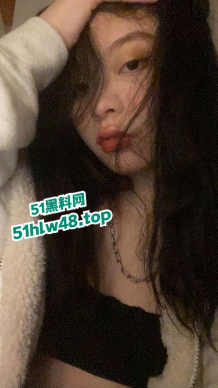 香港大学巨乳学霸【孟雪梨】奶子大到让人上火，双大奶能让课堂全校性骚动，教授都想钻进她奶里拱一拱！  第7张