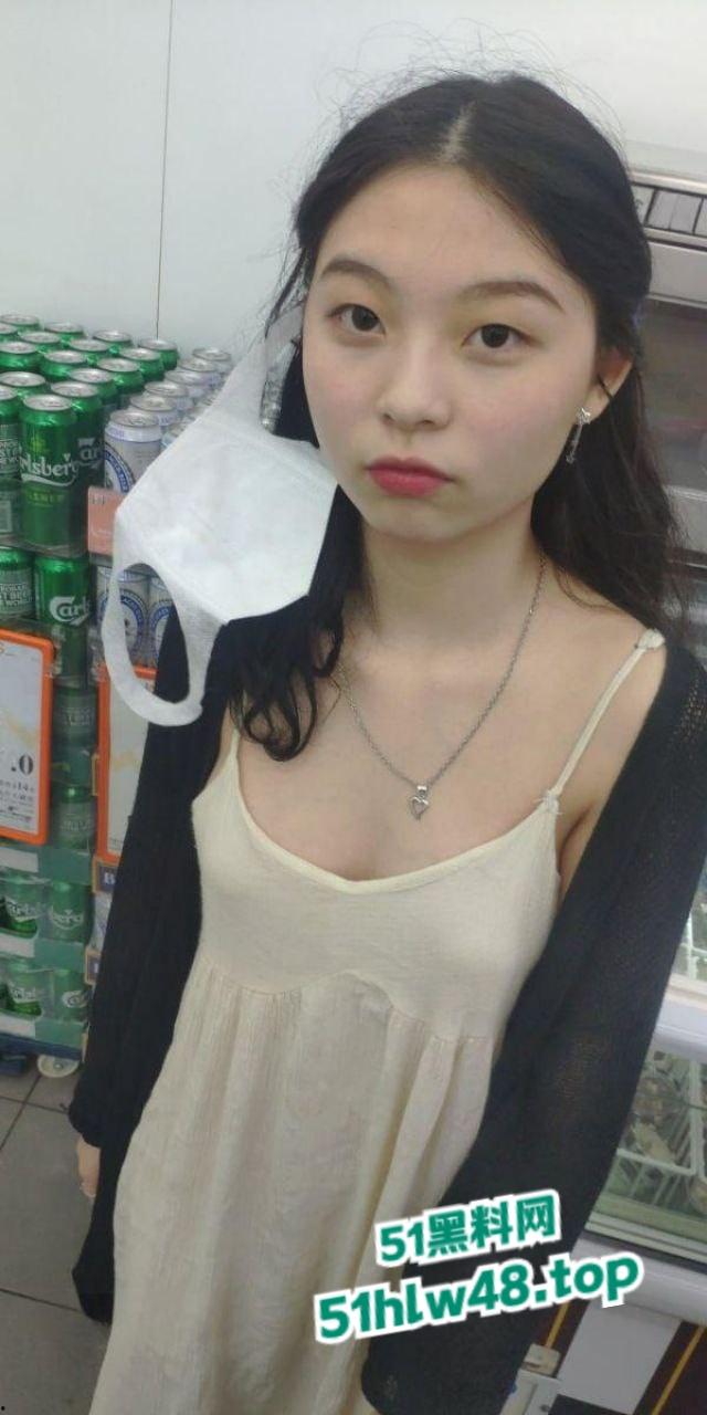 香港大学巨乳学霸【孟雪梨】奶子大到让人上火，双大奶能让课堂全校性骚动，教授都想钻进她奶里拱一拱！  第8张