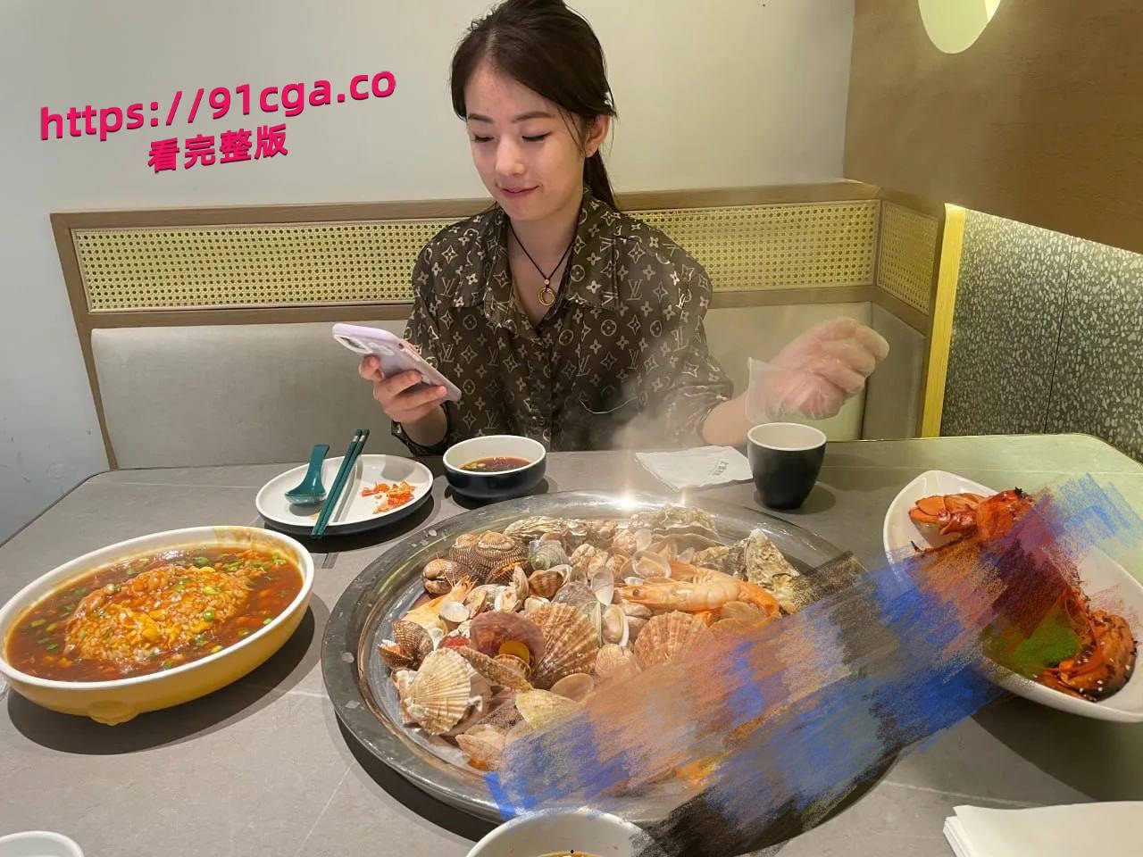 强烈推荐！新婚不久的少妇 在她家婚床与别的男子上打炮 浓精液射脸敷面膜  第1张