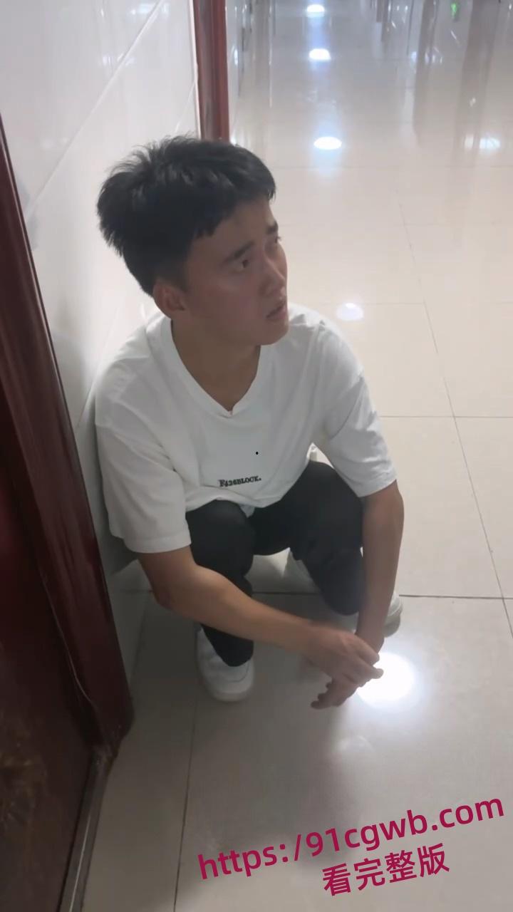 贵州民族大学潜入寝室偷拍男恳求女生们勿扩散 高校女生们勇擒潜入寝室偷拍男! 第2张 贵州民族大学潜入寝室偷拍男恳求女生们勿扩散 高校女生们勇擒潜入寝室偷拍男! 第2张