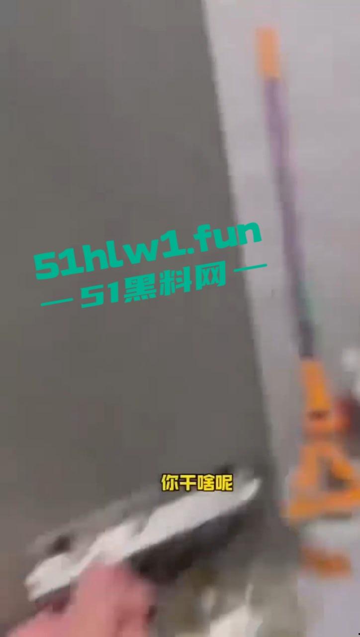 长春奇葩老头厕所偷窥放尿,天天跑错厕所骚扰娘们,跑路还想长四条腿真是老不正经! 第3张 长春奇葩老头厕所偷窥放尿,天天跑错厕所骚扰娘们,跑路还想长四条腿真是老不正经! 第3张