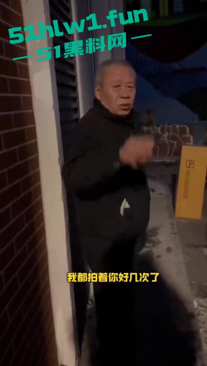 长春奇葩老头厕所偷窥放尿,天天跑错厕所骚扰娘们,跑路还想长四条腿真是老不正经! 第5张 长春奇葩老头厕所偷窥放尿,天天跑错厕所骚扰娘们,跑路还想长四条腿真是老不正经! 第5张