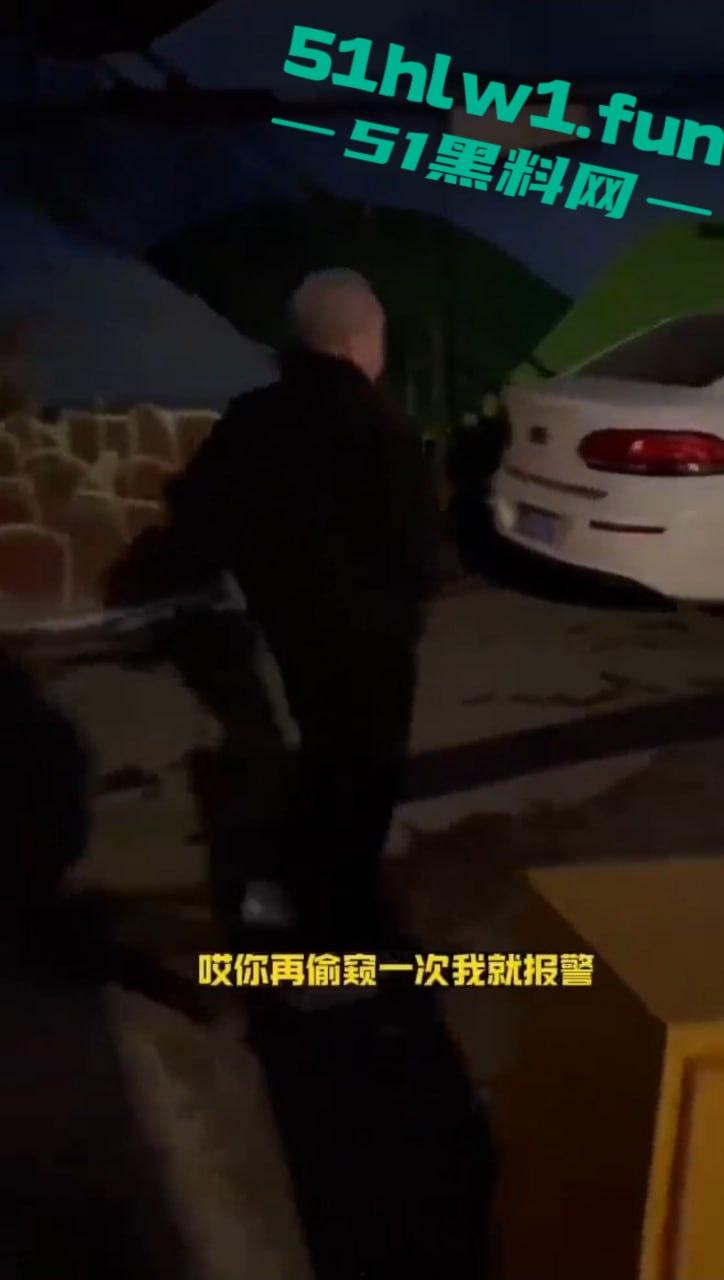 长春奇葩老头厕所偷窥放尿,天天跑错厕所骚扰娘们,跑路还想长四条腿真是老不正经! 第6张 长春奇葩老头厕所偷窥放尿,天天跑错厕所骚扰娘们,跑路还想长四条腿真是老不正经! 第6张