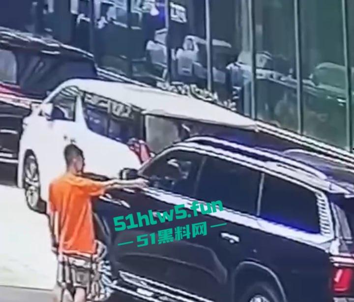 柬埔寨金边机场【AK枪击案】曝光,先手枪威胁再掏出AK扫射,持枪中国籍男子已经被逮捕。 第4张 柬埔寨金边机场【AK枪击案】曝光,先手枪威胁再掏出AK扫射,持枪中国籍男子已经被逮捕。 第4张